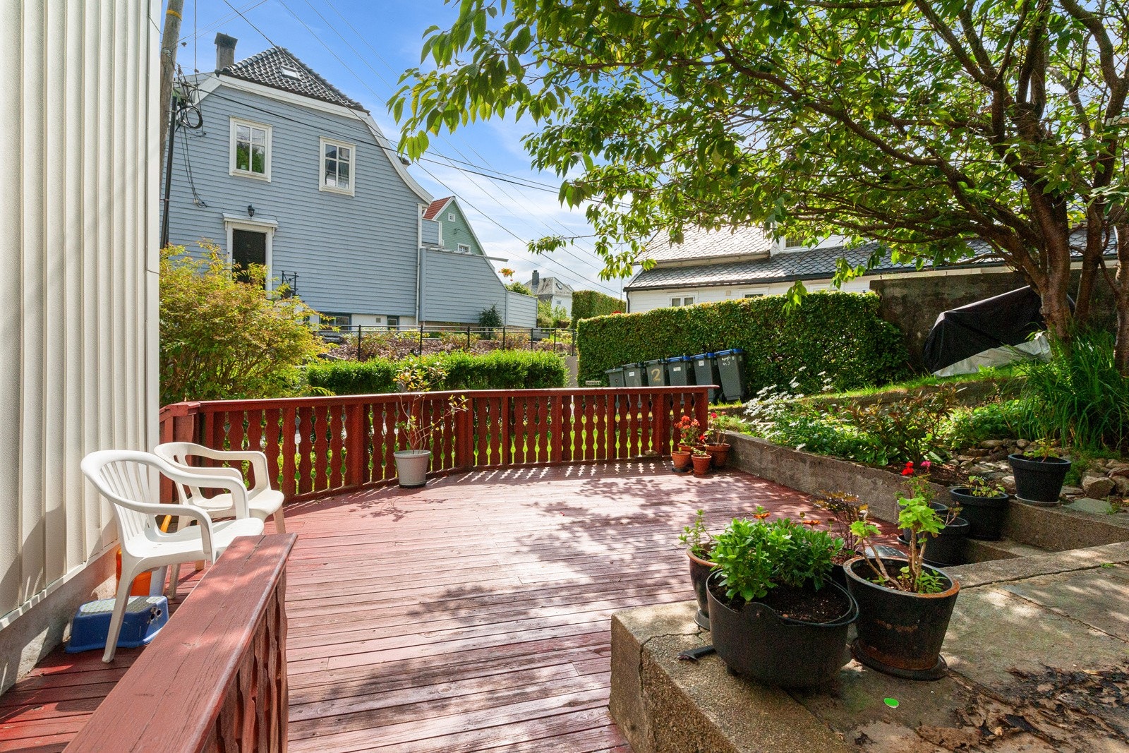 Stor felles terrasse hvor solen kan nytes i usjenerte omgivelser Galleribilde