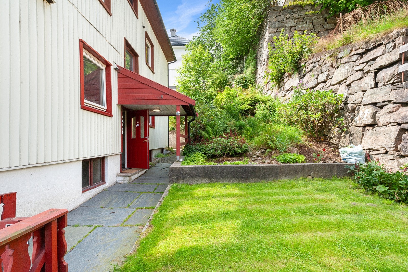 Skjermet og pent inngangsparti med stort overbygg | Enkel tilkomst til bygget Galleribilde