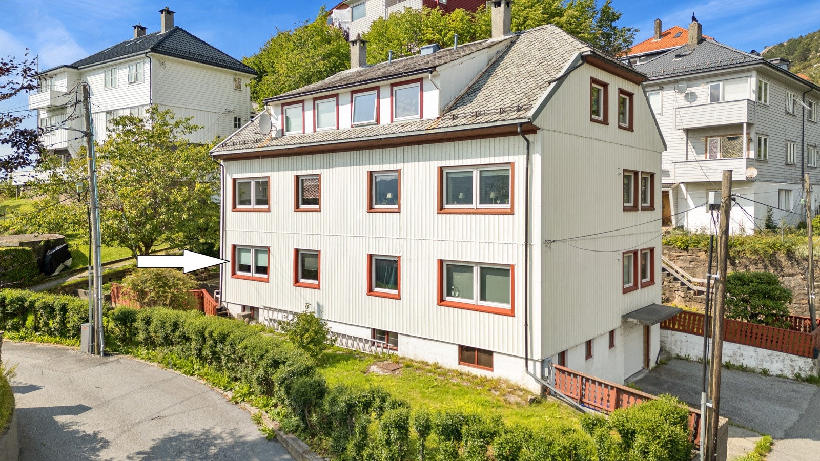 Leiligheten ligger på enden i byggets 1. etasje, skjermet med fin hage rundt bygget. Galleribilde