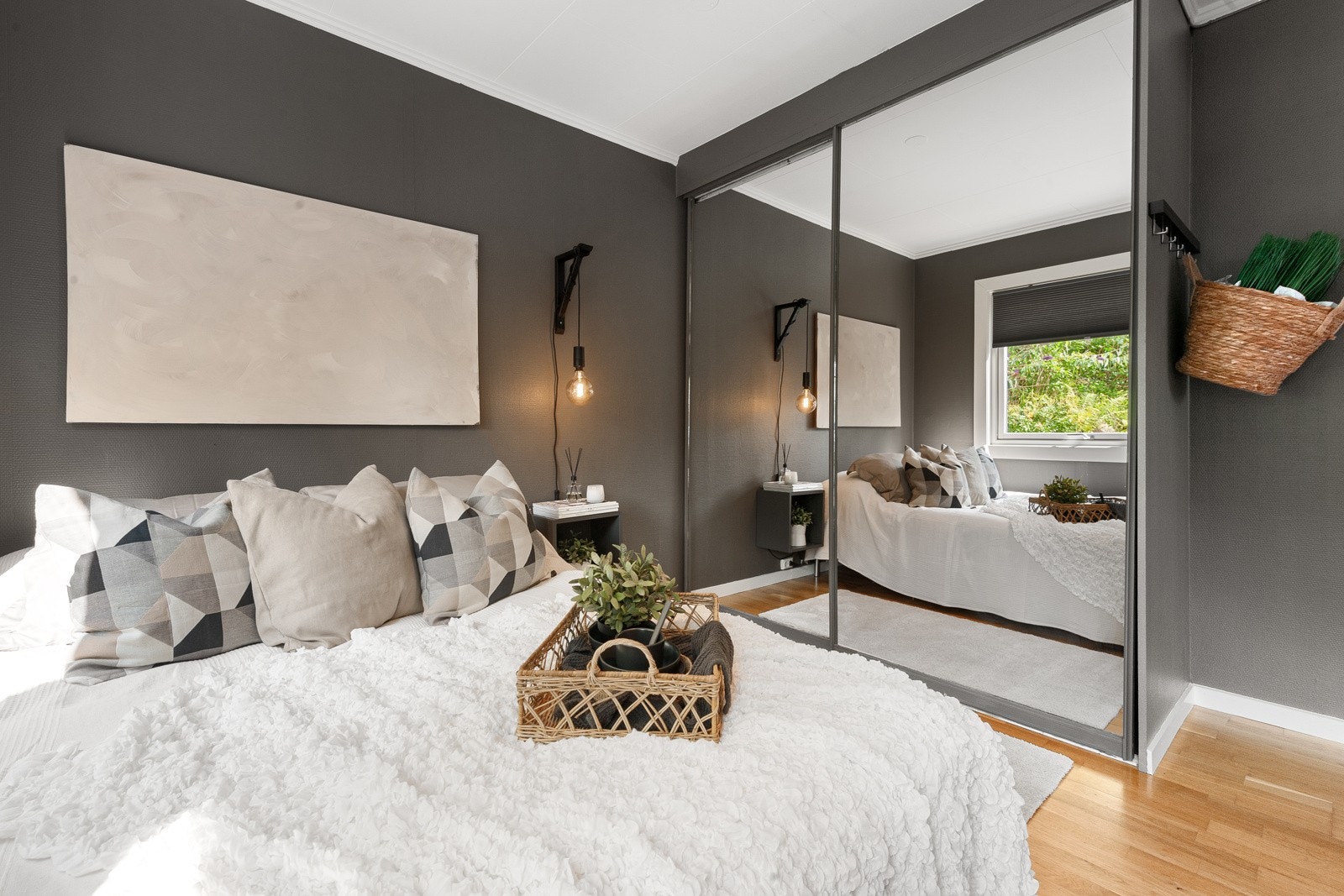 Soverommene er strategisk plassert på hver sin ende av leiligheten. Galleribilde