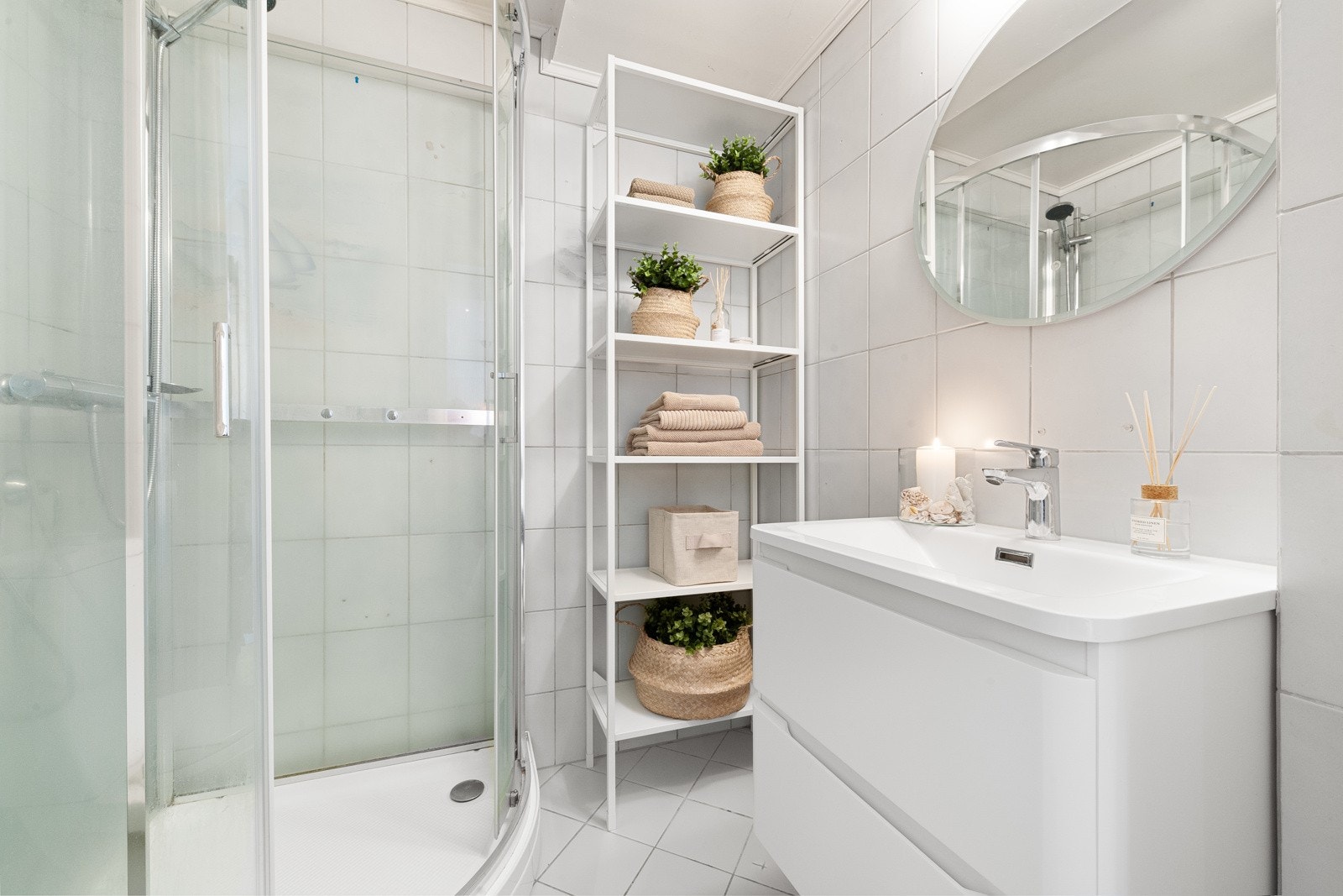 Baderommet har fliselagt gulv og vegger. Det er lagt varmekabler i gulvet. Galleribilde