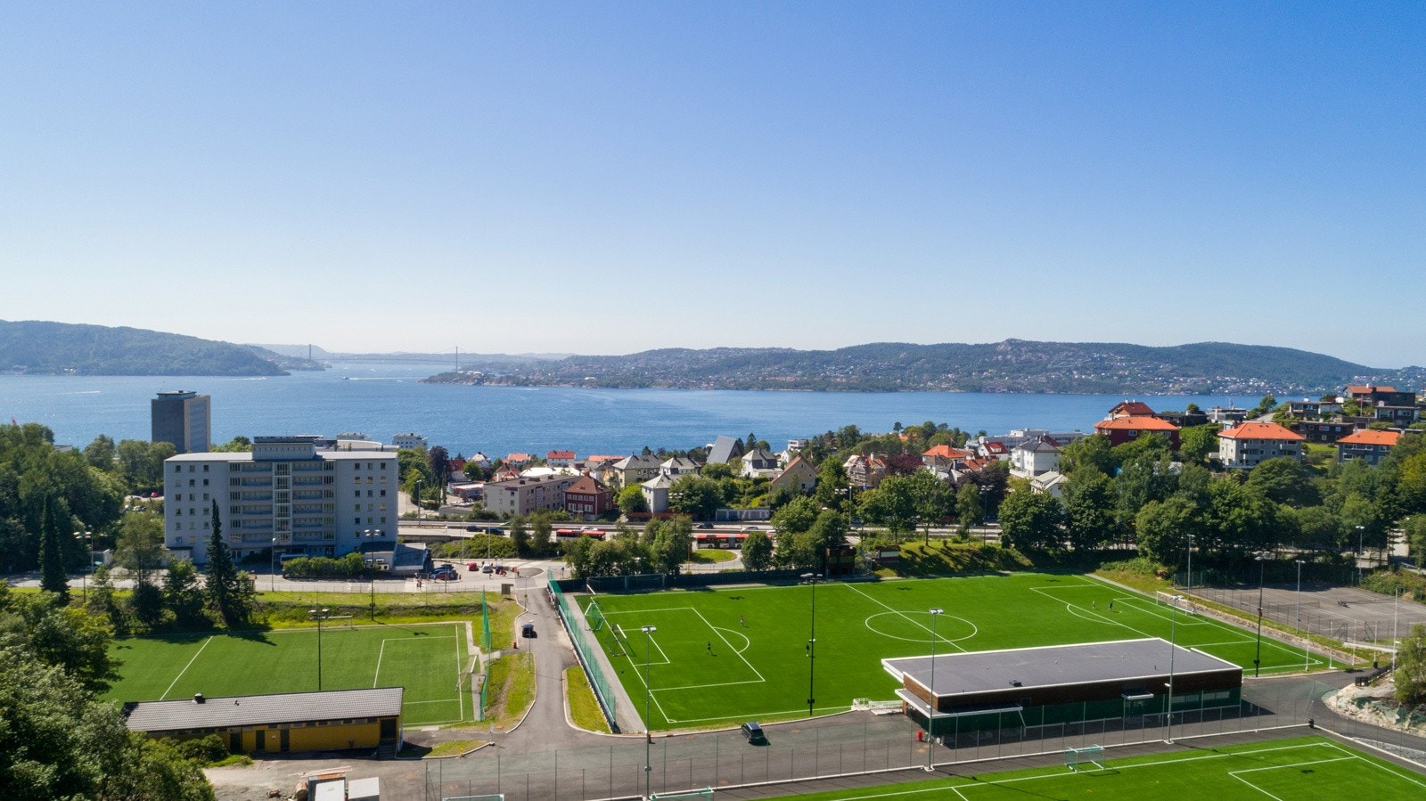 Enkel tilkomst til fint turterreng og stort idrettsanlegg med svømmehall. Galleribilde