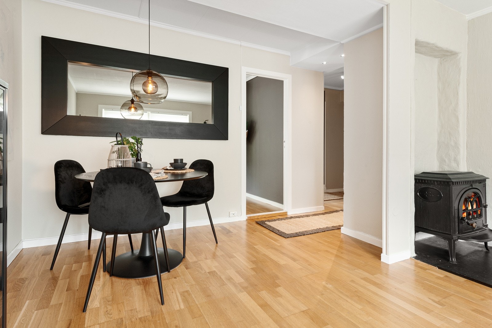 Peisovn i stuen som gir god oppvarming til leiligheten og fin stemning til rommet. Galleribilde