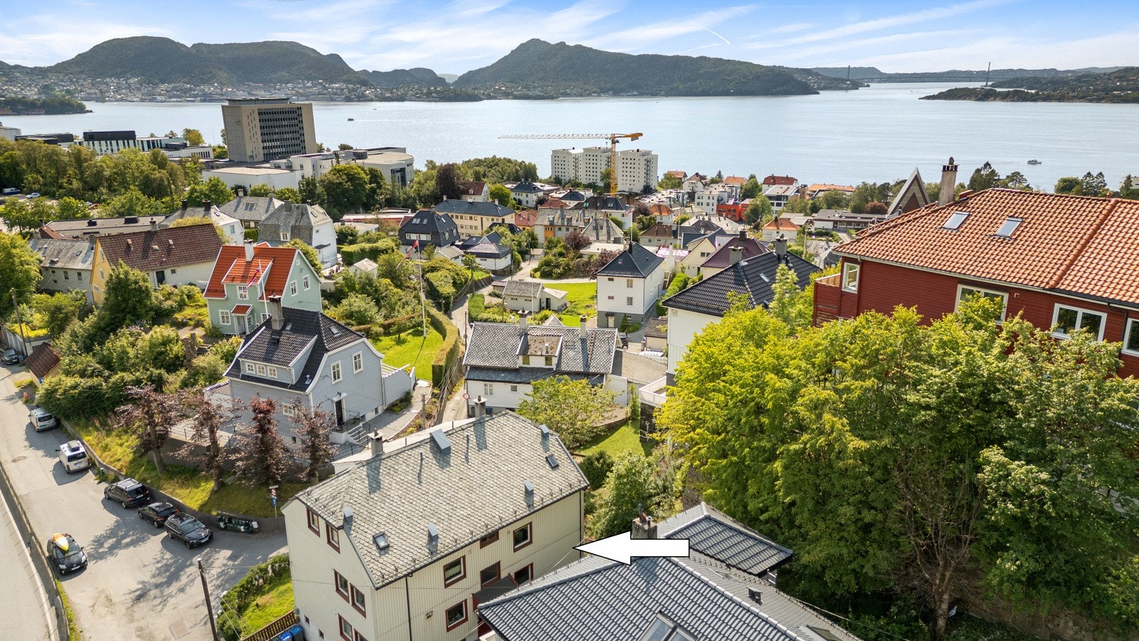 Leiligheten ligger vestvendt og tilbaketrukket fra hovedveien Galleribilde