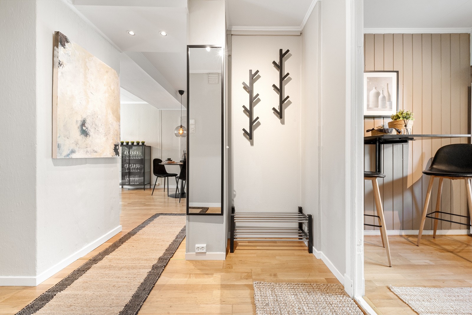Moderne stil og fin overgang mellom rommene Galleribilde