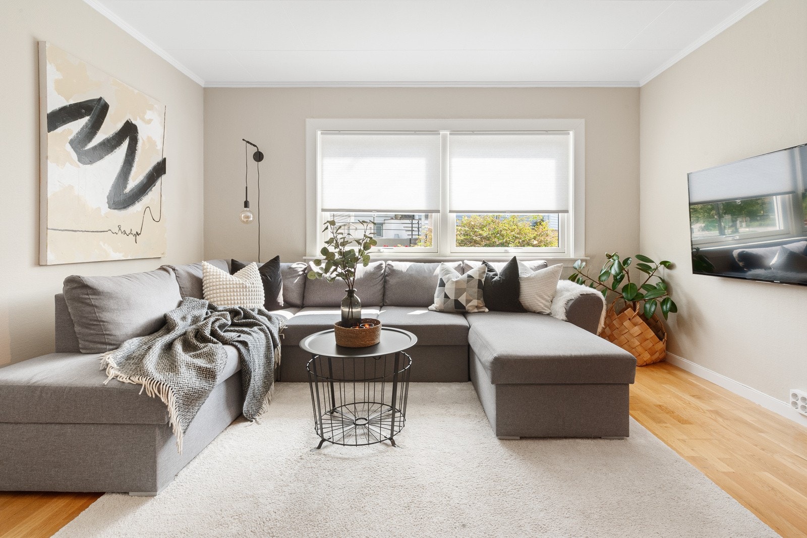 Lys og romslig stue med store vindusflater Galleribilde