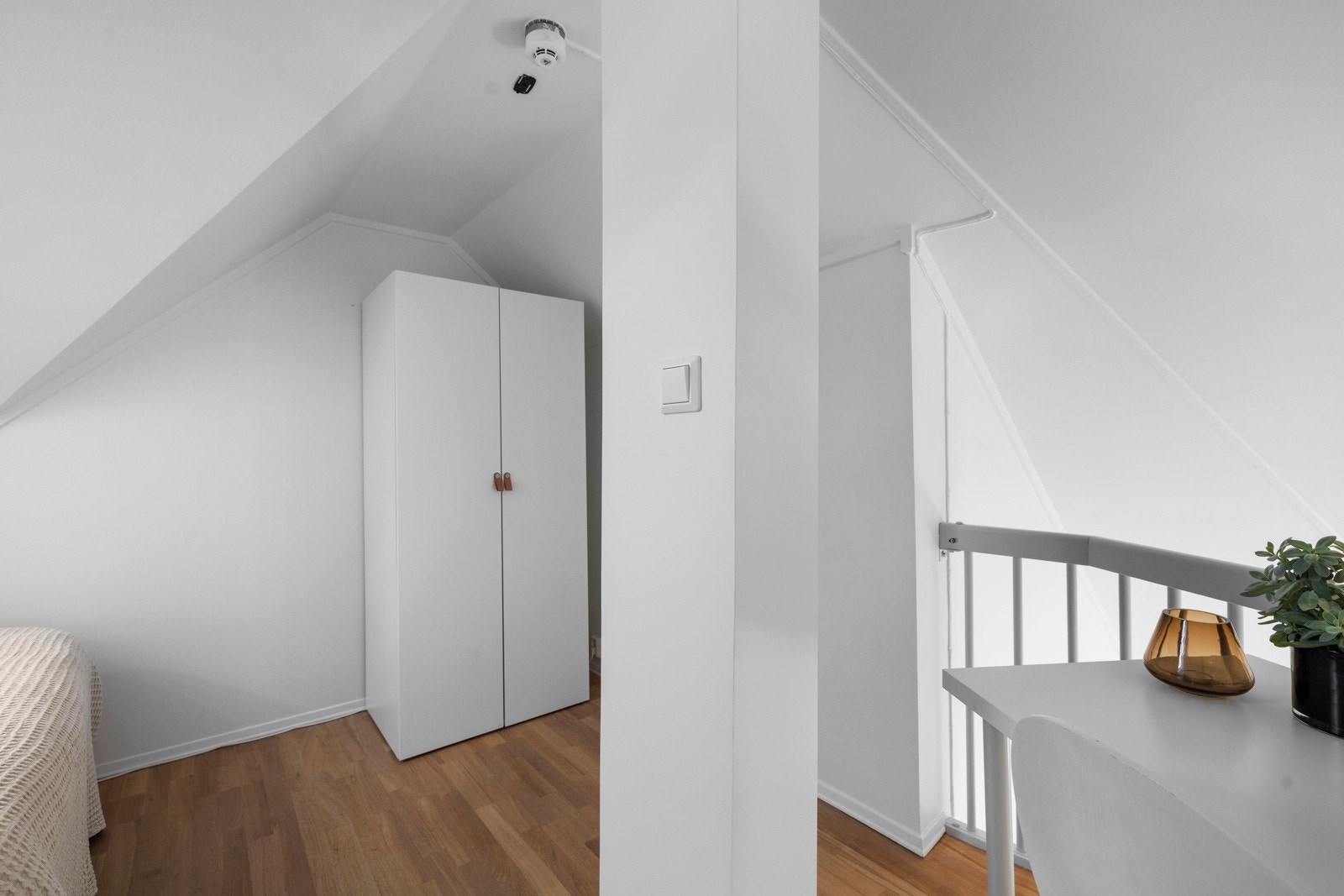 Rommet byr på en åpen følelse og tillater dagslyset å strømme inn i stuen nedenfor Galleribilde