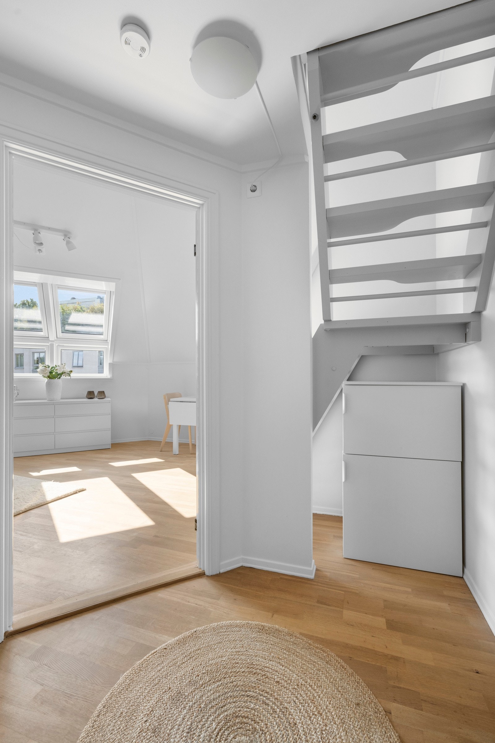 Under trappen som fører til hemsen, er det plass til en ytterligere garderobeløsning Galleribilde