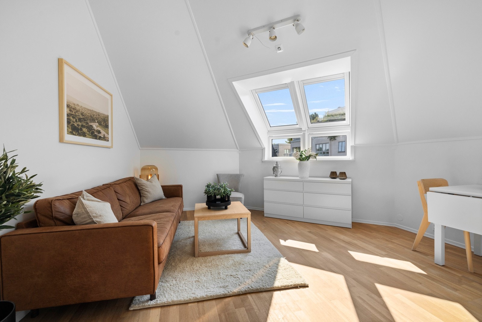 Denne lekre loftsleiligheten har en fin kombinasjon av moderne design og funksjonalitet, et gulvareal på 44 m² og en unik takhøyde som bidrar til en fantastisk atmosfære Galleribilde