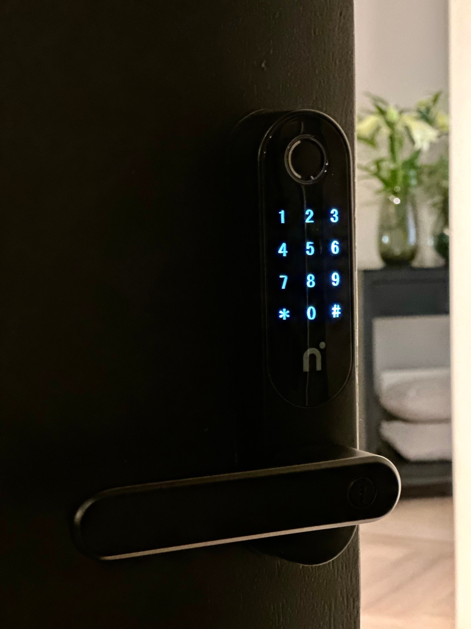 Fingeravtrykksensor på døren inn til leiligheten Galleribilde