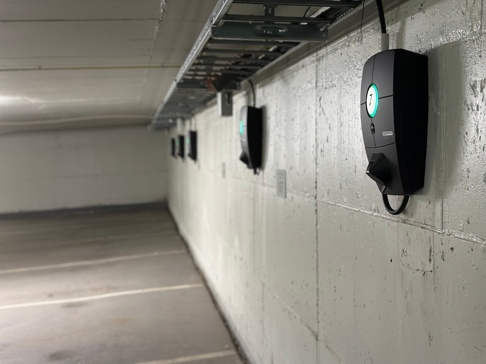 Det er installert El-lader på parkeringsplassen Galleribilde
