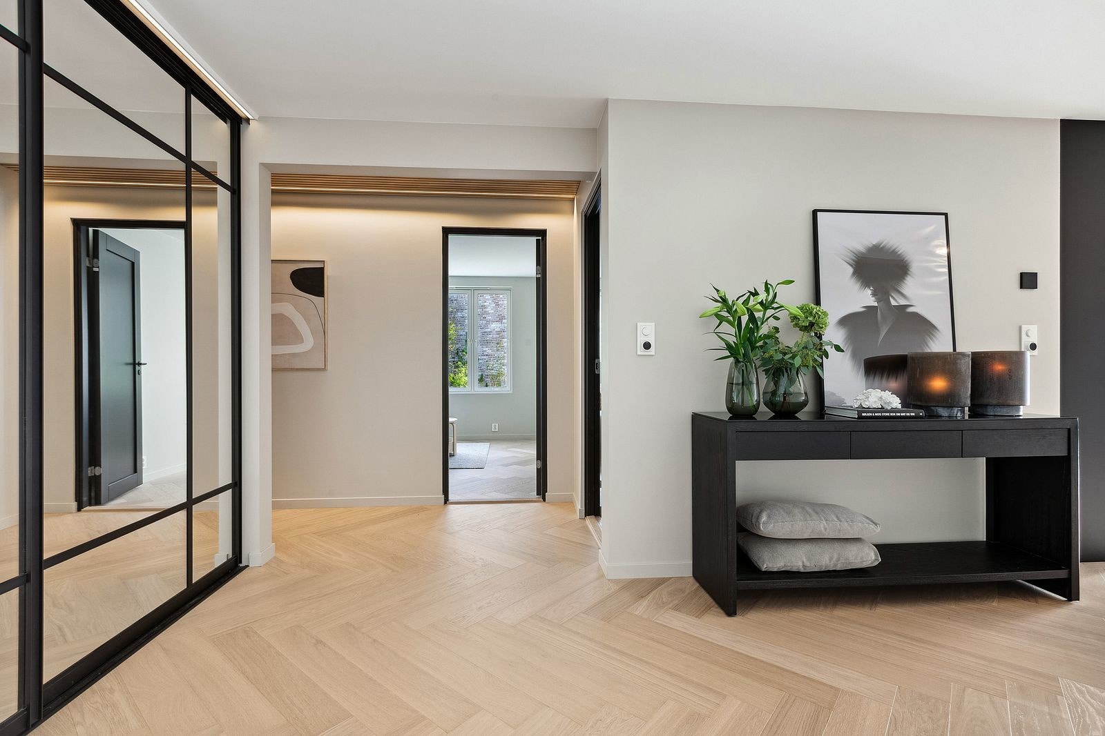 Fra entreen kommer man inn i en større gang hvor det er spesialdesignet skyvedørsgarderobe Galleribilde
