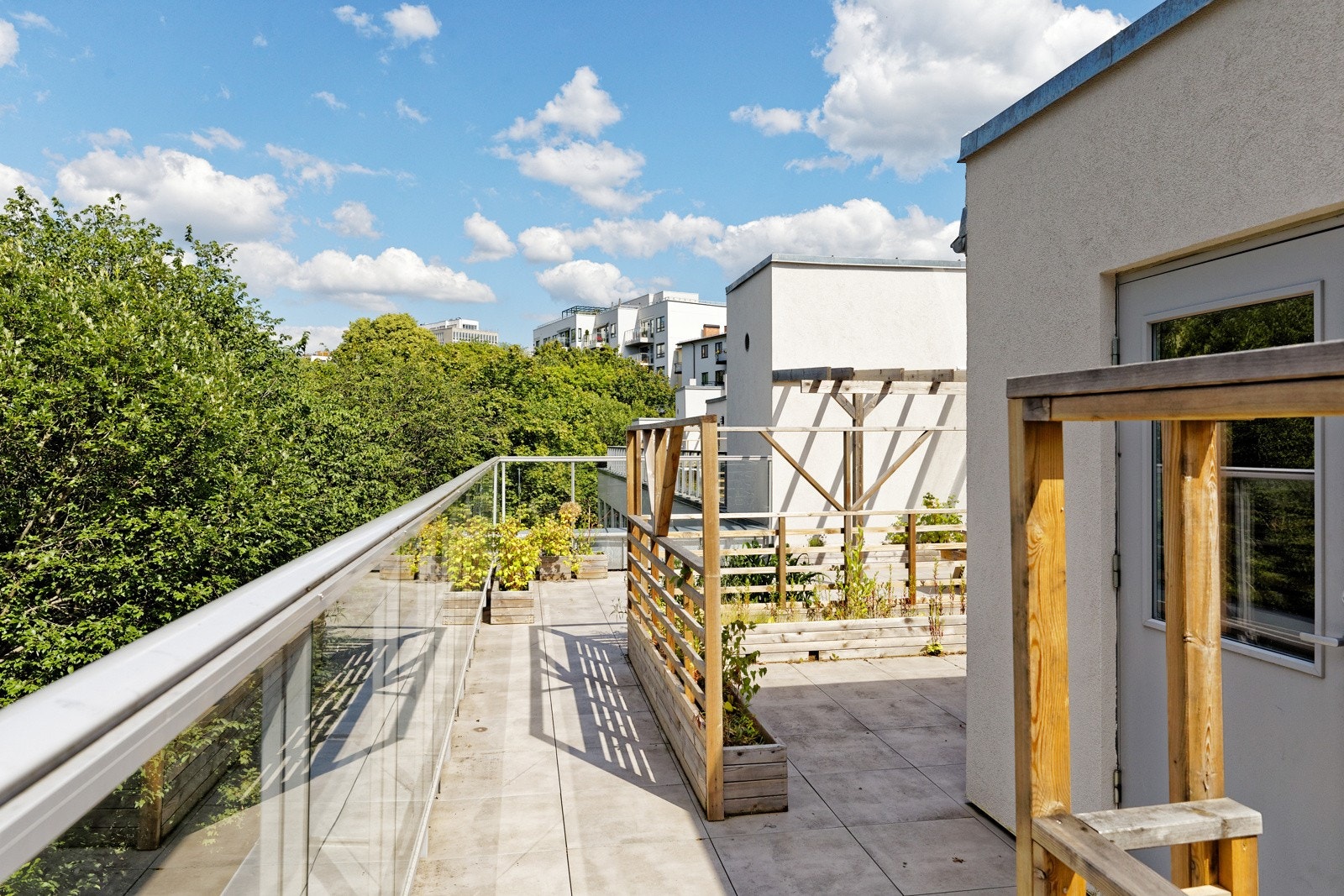 Terrassen er svært velholdt, og gir et godt inntrykk med beplantning og diverse Galleribilde