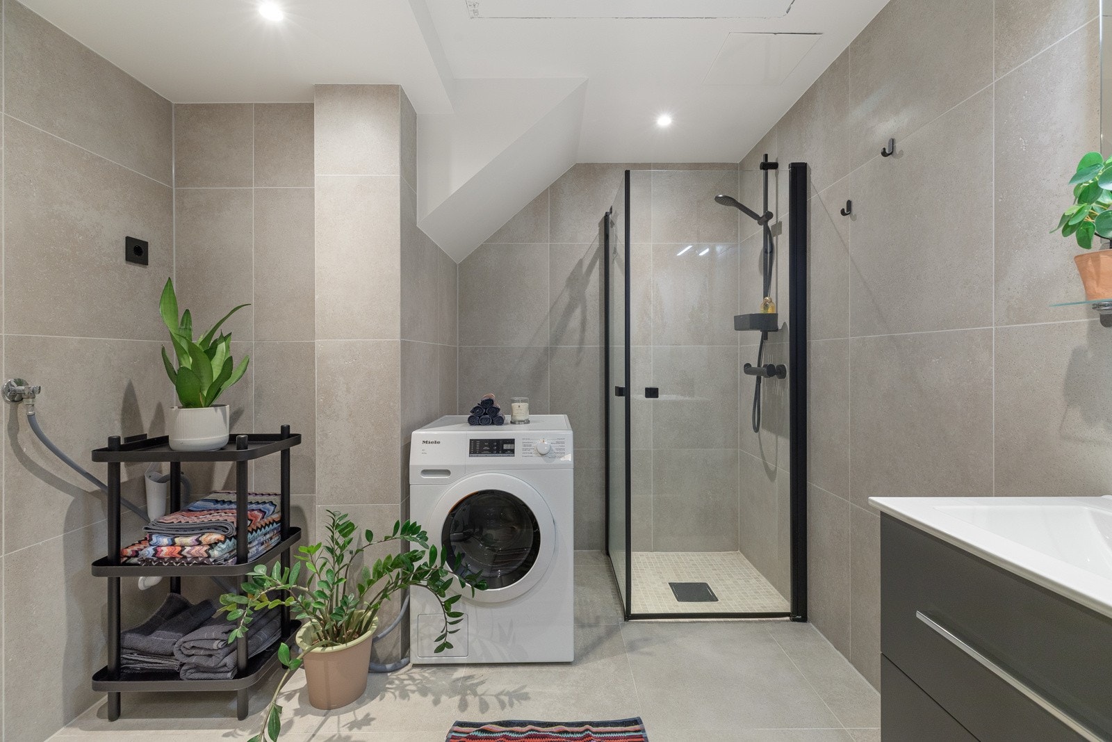 Svært delikat baderom fra 2020 med delikate fliser og behagelig gulvvarme Galleribilde