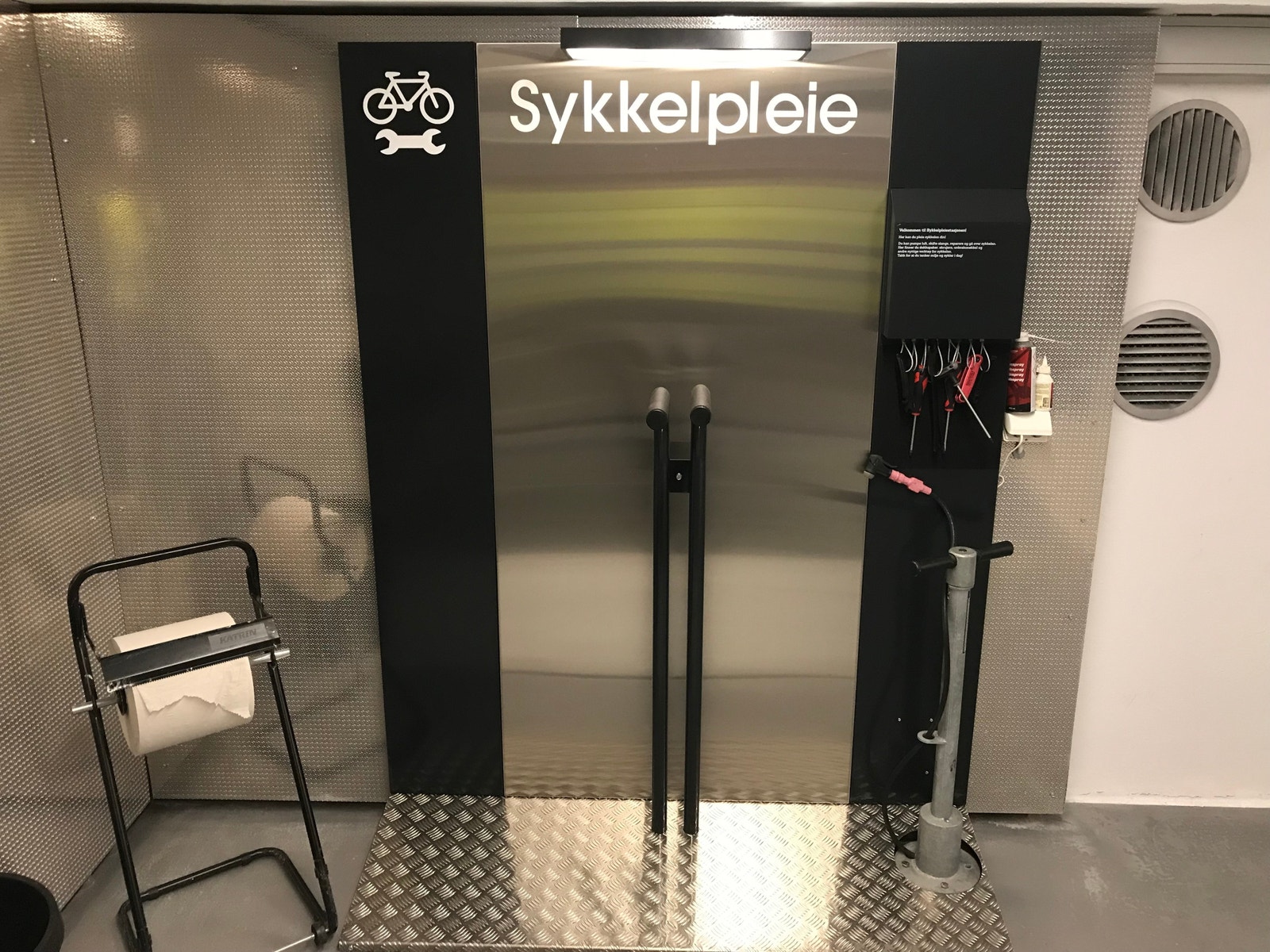 I den romslige sykkelparkeringen er det både mulighet for vask og mindre reparasjoner av sykkelen. Galleribilde