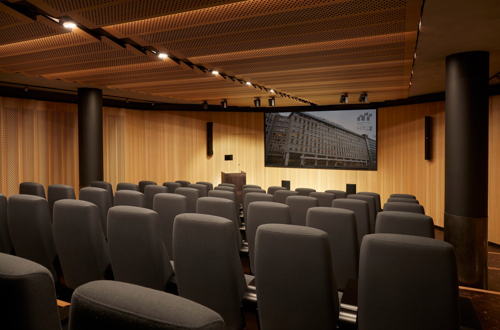 I Braathen Eiendoms Flyt-konsept kan man leie auditorium, møterom og fleksible kontorer i kontorhotellet etter behov. Auditoriet i H2 har 54 seter, og større auditorium kan leies i våre bygg i Bjørvika. Galleribilde