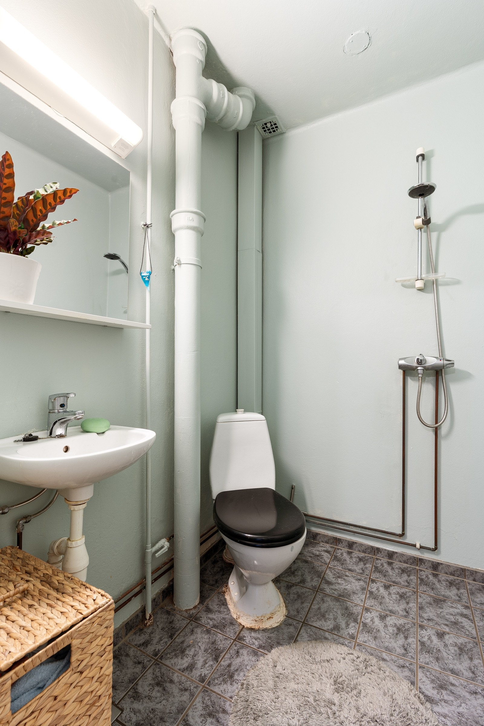 Bad med potensiale. Det er felles vaskerom i kjeller. Galleribilde