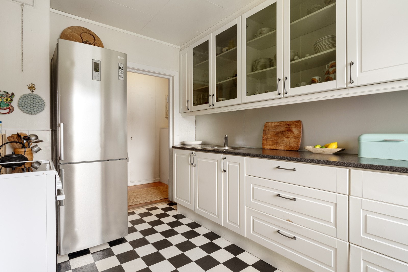 Plass til frittstående hvitevarer og godt med oppbevaringsplass. Galleribilde