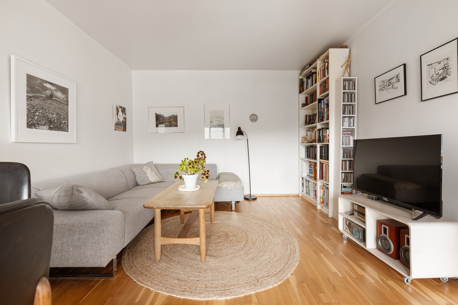 Romslig stue med gode møbleringsmuligheter. Galleribilde