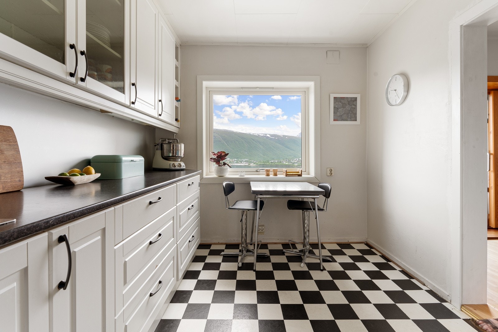 Praktisk og funksjonelt kjøkken med plass til spisebord. Galleribilde