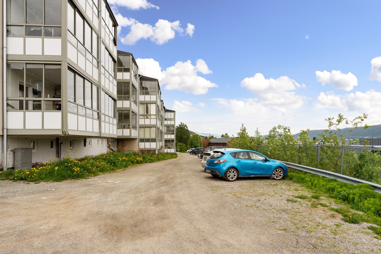 Felles biloppstillingsplass på tomt - det er ikke anviste plasser. Galleribilde