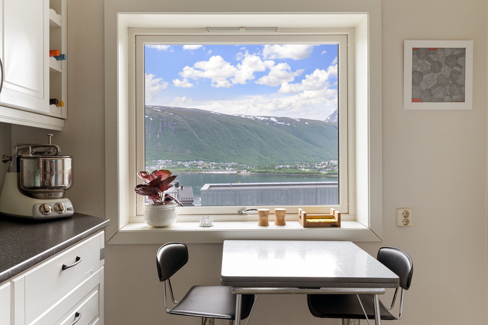 Det store vinduet gir kjøkkenet en god atmosfære. Galleribilde