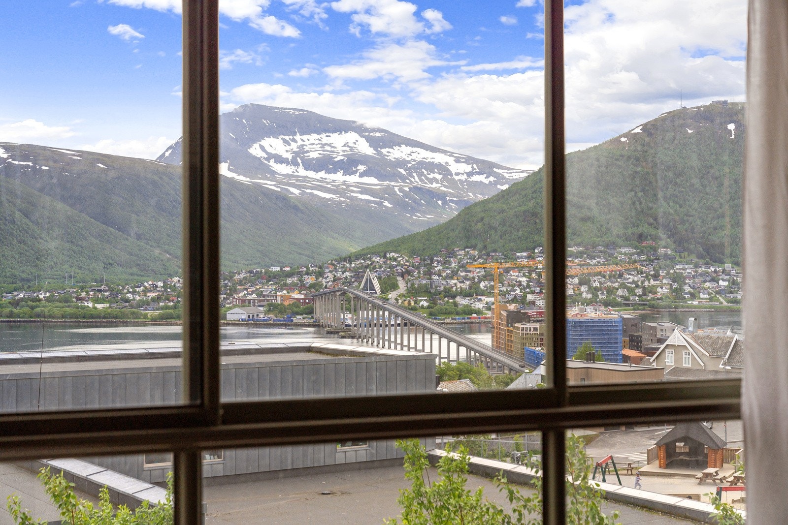 Fantastisk utsikt over Tromsdalen og den majestetiske Tromsdalstind. Galleribilde