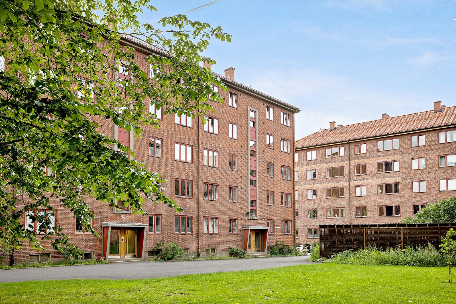 Attraktiv og populær beliggenhet på Torshov med nærhet til sentrum, flere store grøntarealer, kollektiv trafikk mm. Galleribilde