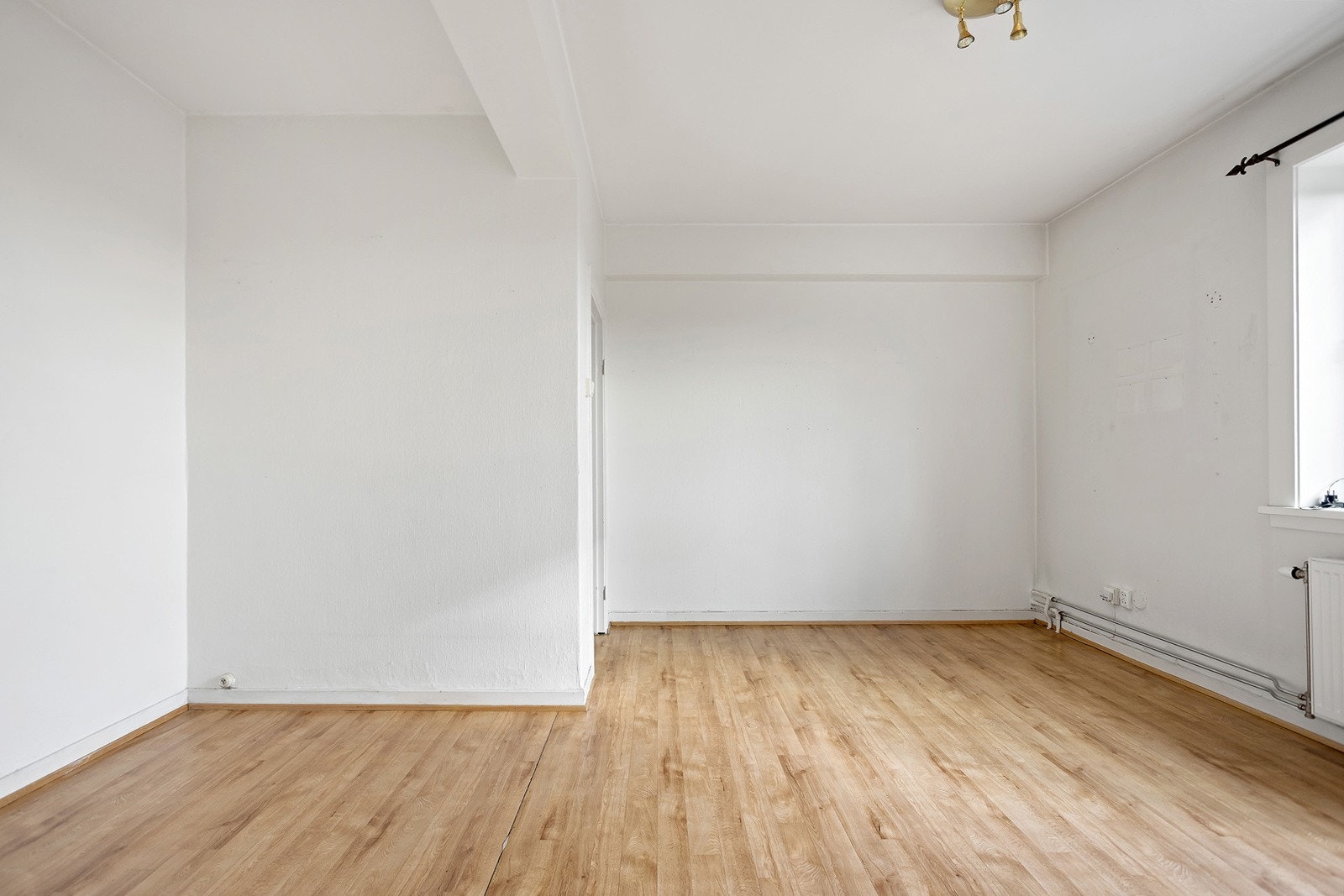 Lys og romslig rom med plass til sofagruppe, spisebord og/eller seng. Galleribilde