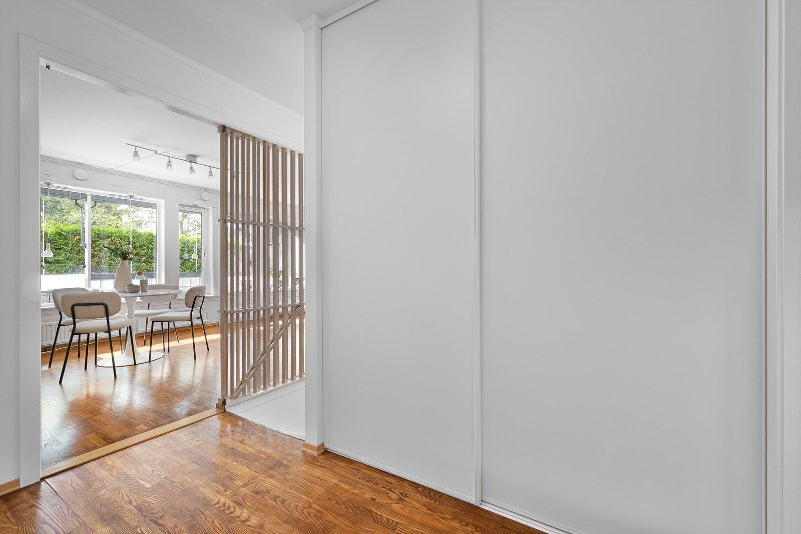Entré med praktisk skyvedørsgarderobe. Galleribilde