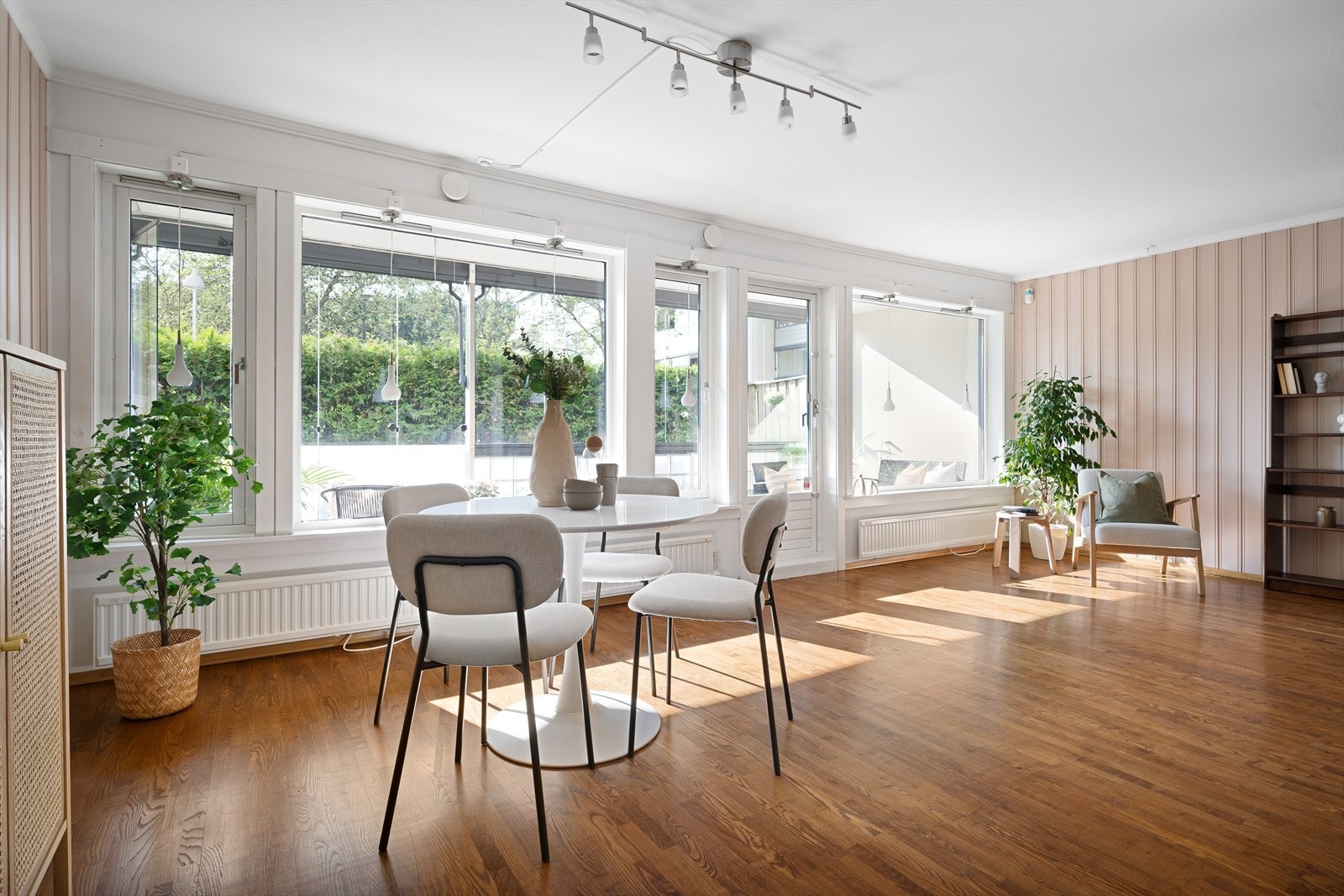 Svært godt med lysinnslipp i den gjennomgående leiligheten. Galleribilde