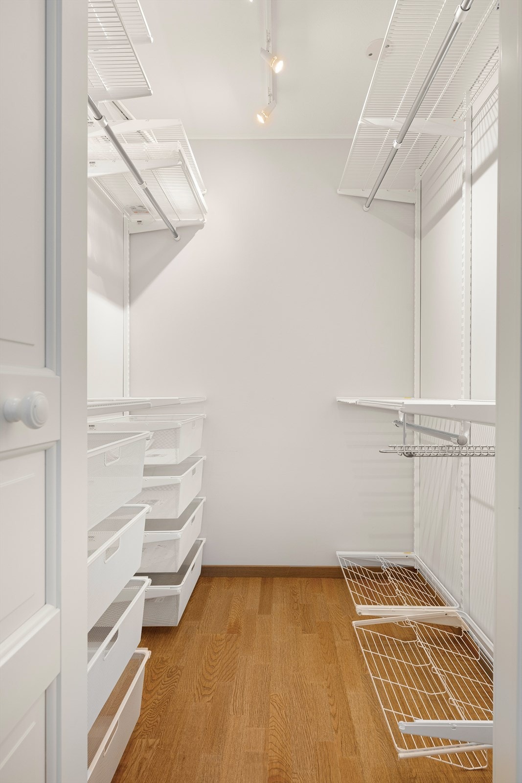 Walk-in closet. Galleribilde