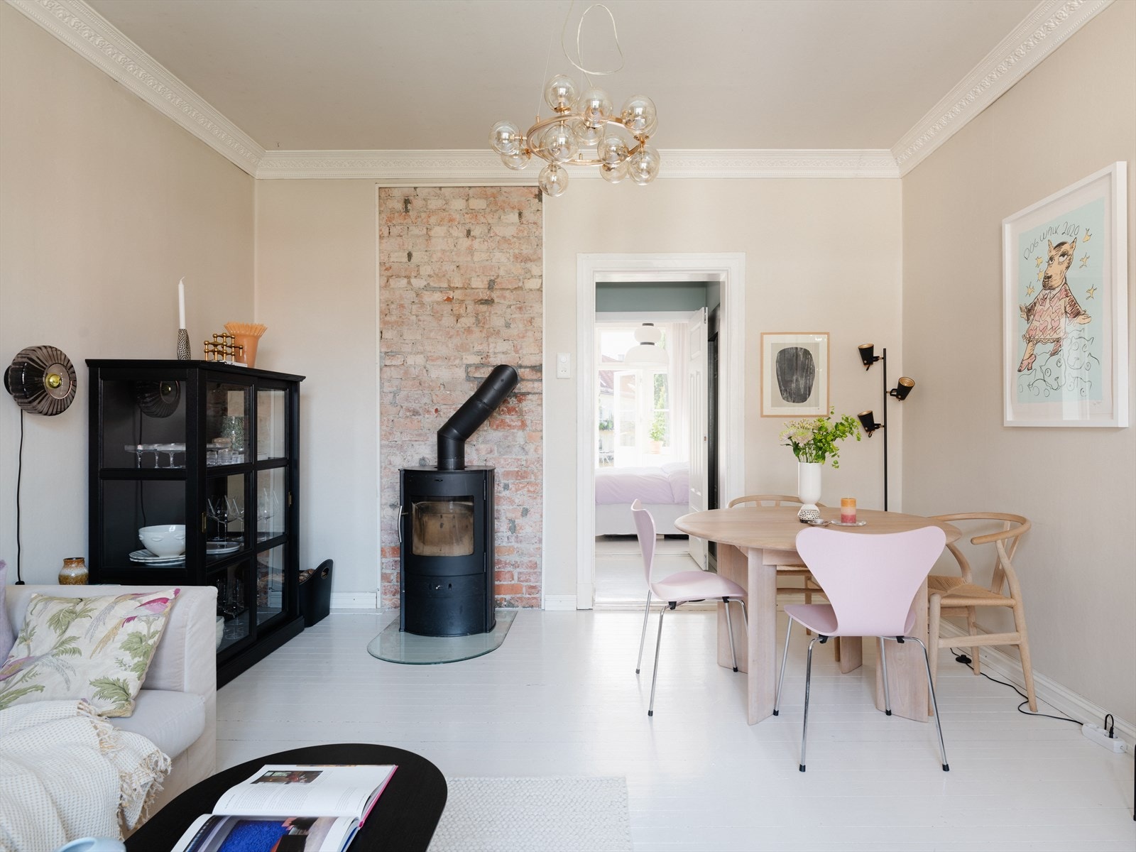 Dette er en lekker og gjennomgående leilighet i klassisk Torshovgård! Galleribilde