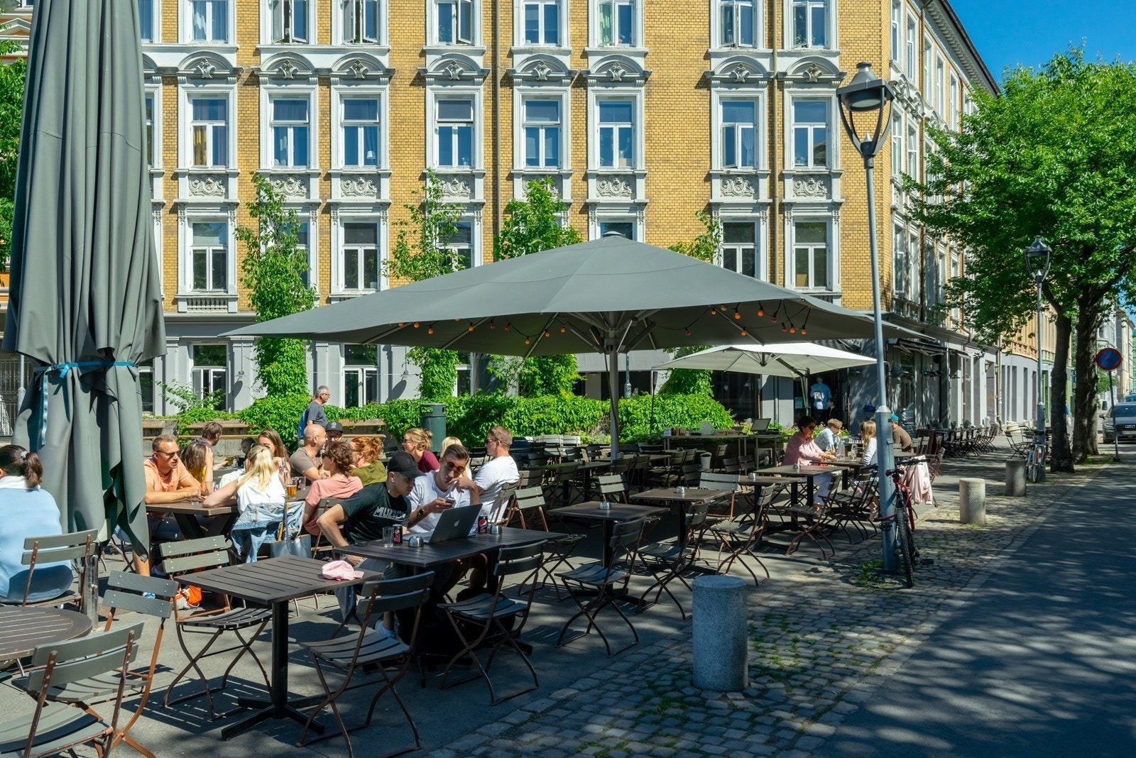 Et rikt og godt tilbud av restauranter, kaféer og matbutikker i nabolaget Galleribilde