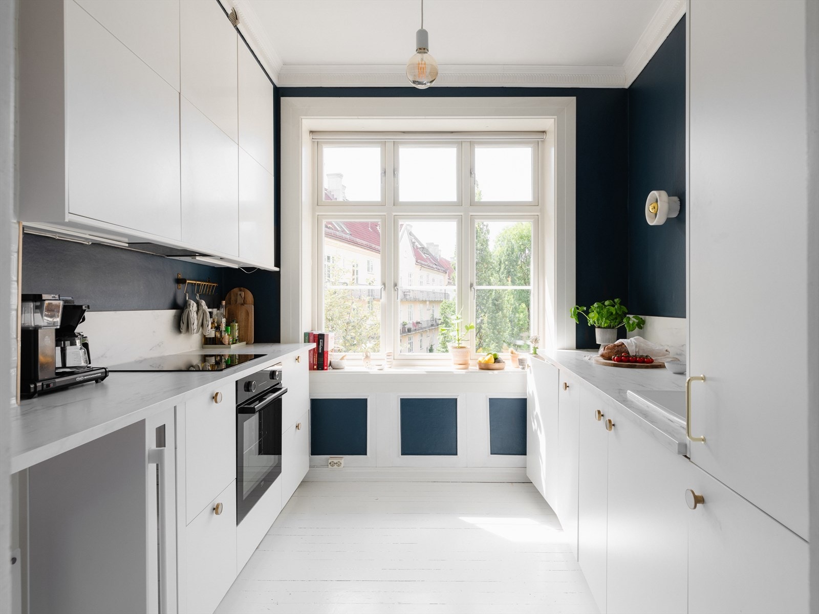 Lekkert og stilrent kjøkken med en fantastisk vindusflate Galleribilde