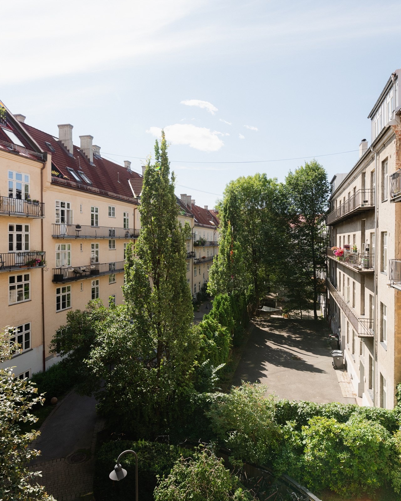 Utsikt fra brannbalkong mot bakgård Galleribilde