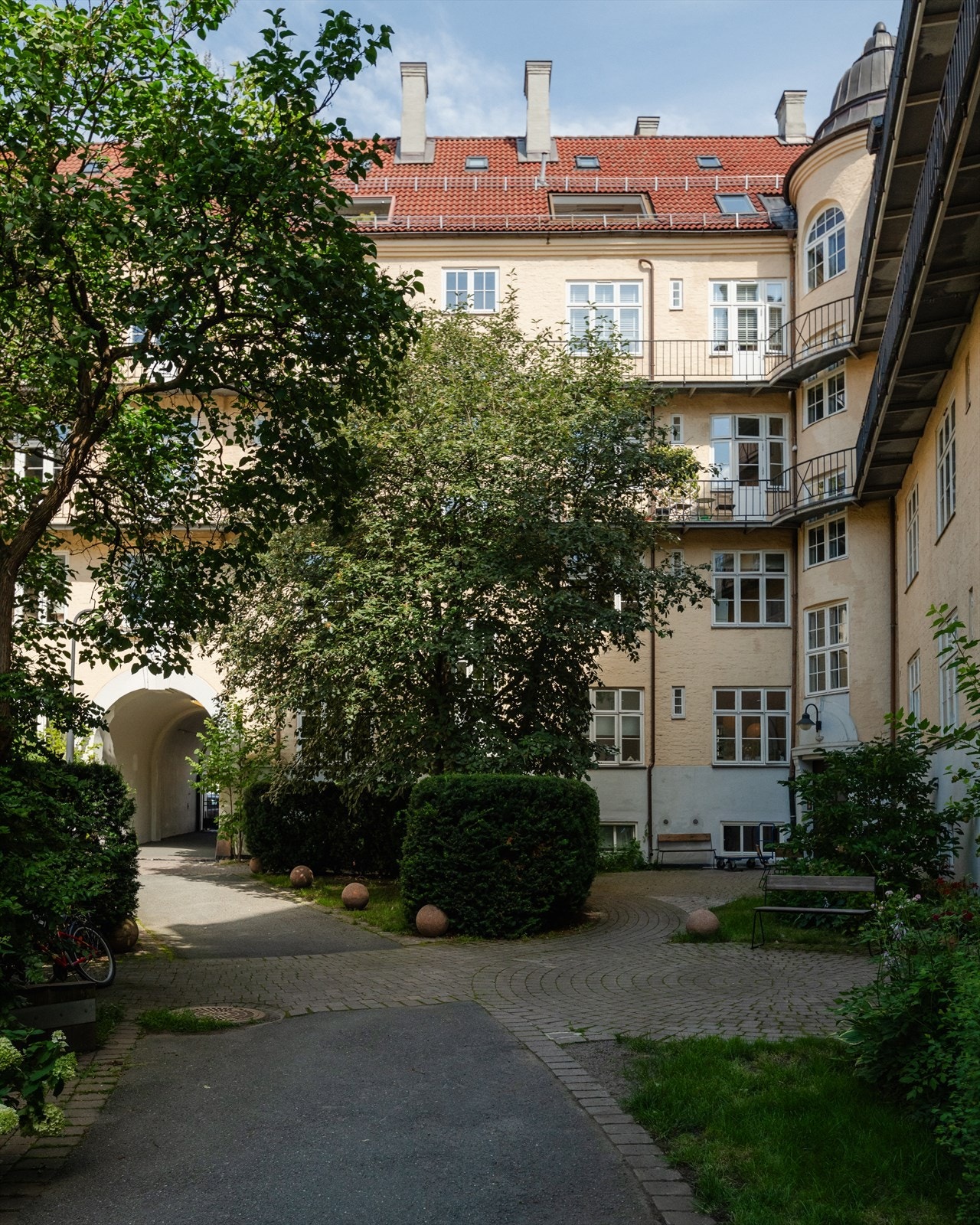 Koselig opparbeidet bakgård med planter og sittegrupper Galleribilde