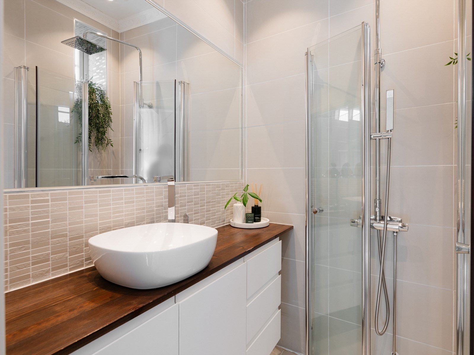 Her får du et lekkert flislagt baderom. Det opplyses av eier at bad/wc er pusset opp i regi av tidligere eier i 2016. Galleribilde