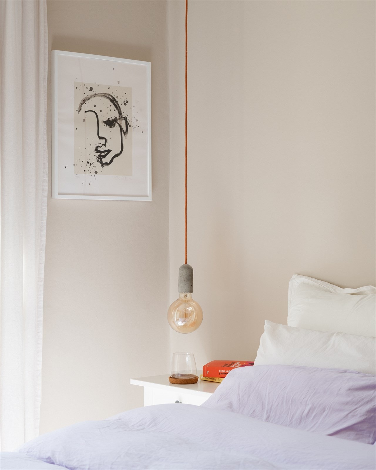 Soverommet er malt i delikate og tidsriktige farger Galleribilde