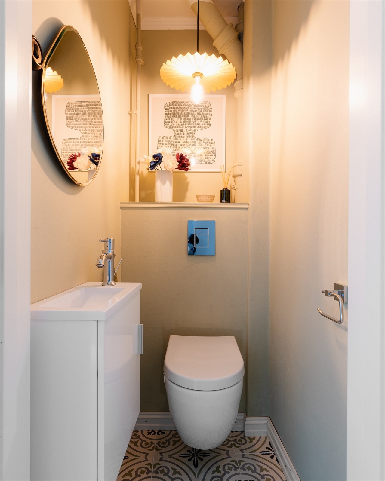 Separat WC med inngang fra entré Galleribilde