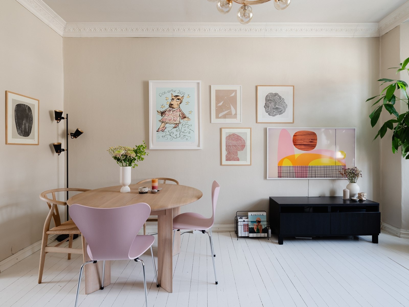 Leiligheten har malte originale tregulv og god takhøyde Galleribilde