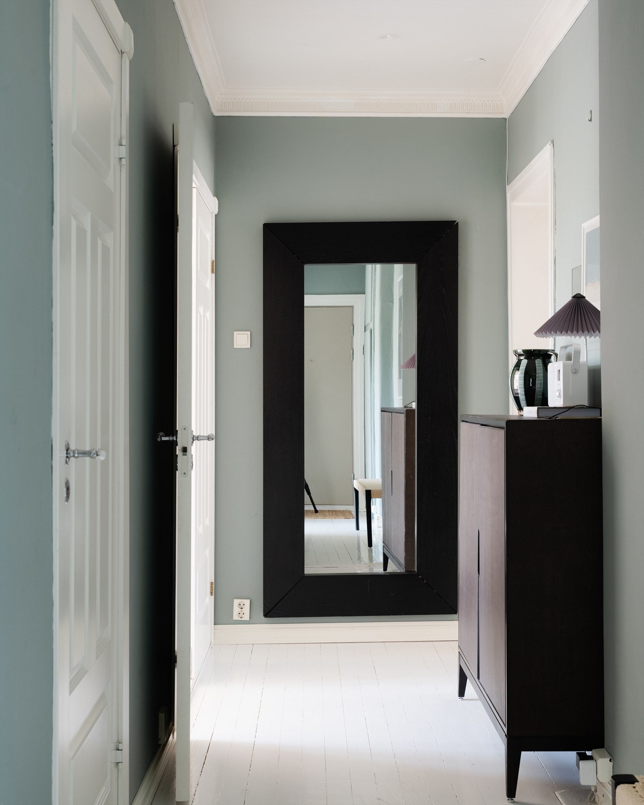 Entré med inngang til innvendig bod bak speil Galleribilde