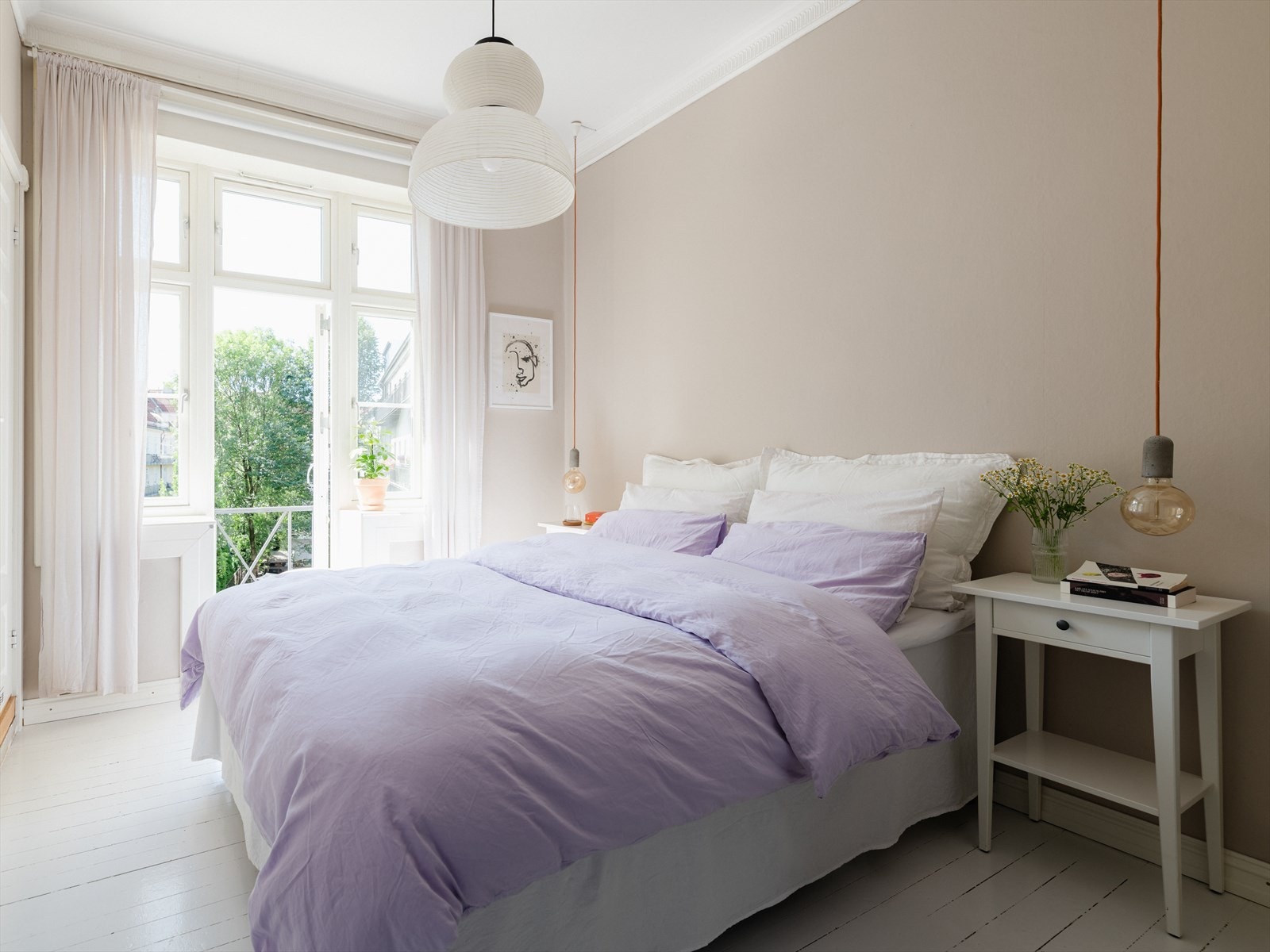 Et idyllisk soverom som vender inn mot bakgård Galleribilde