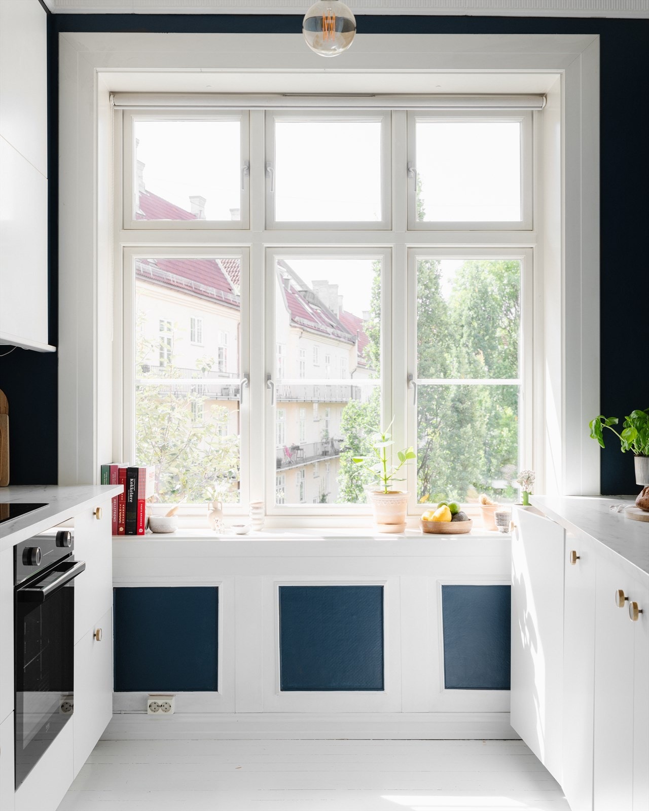 Kjøkkenet vender inn mot koselig bakgård Galleribilde