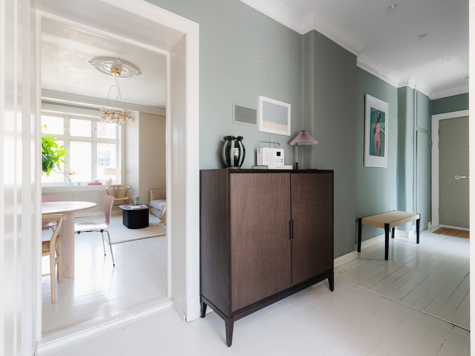 Romslig entré med godt plass til diverse oppbevaring langs veggene Galleribilde