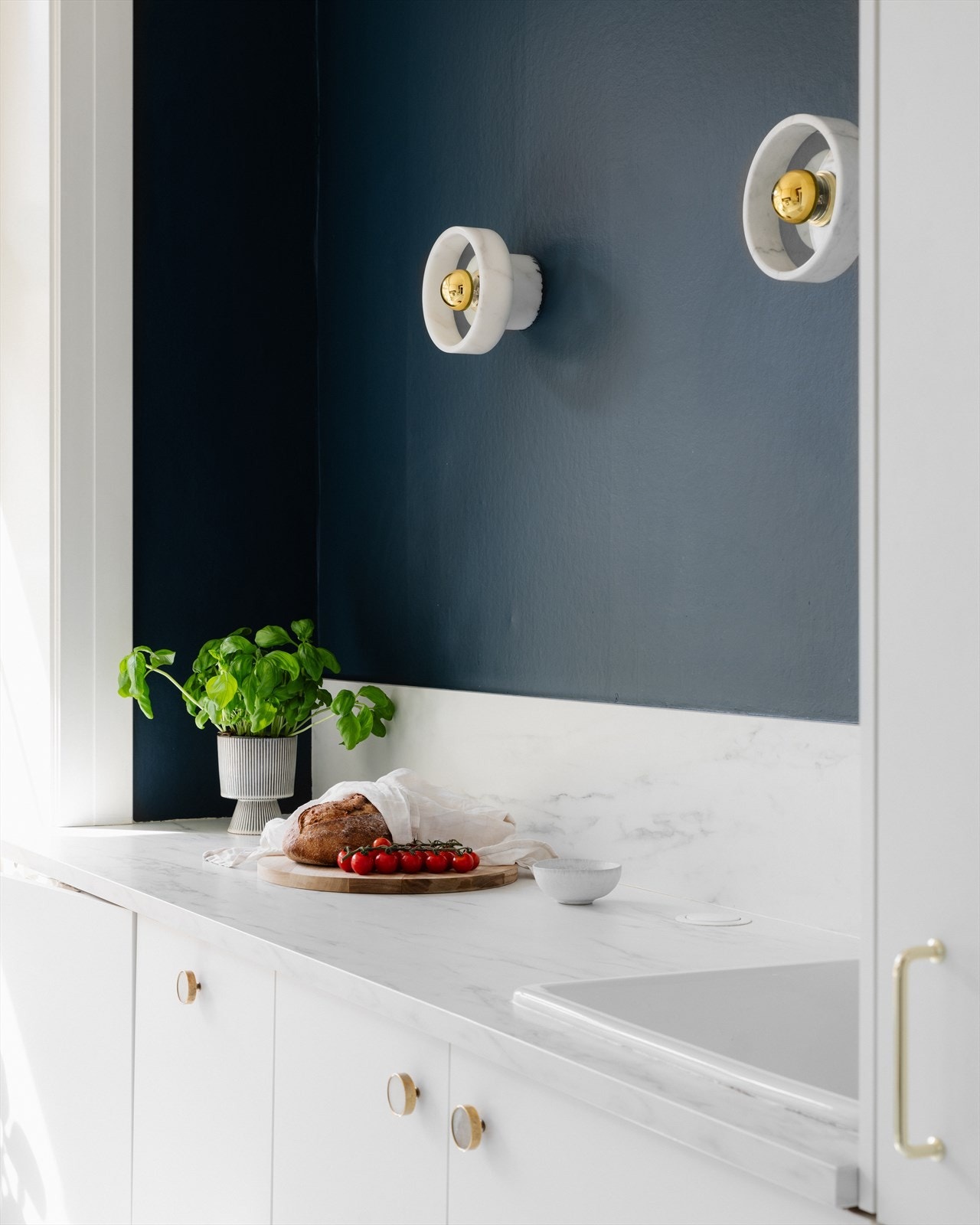 Kjøkkenet har integrert koketopp, stekeovn, oppvaskmaskin, vinskap og kjøl-/fryseskap Galleribilde