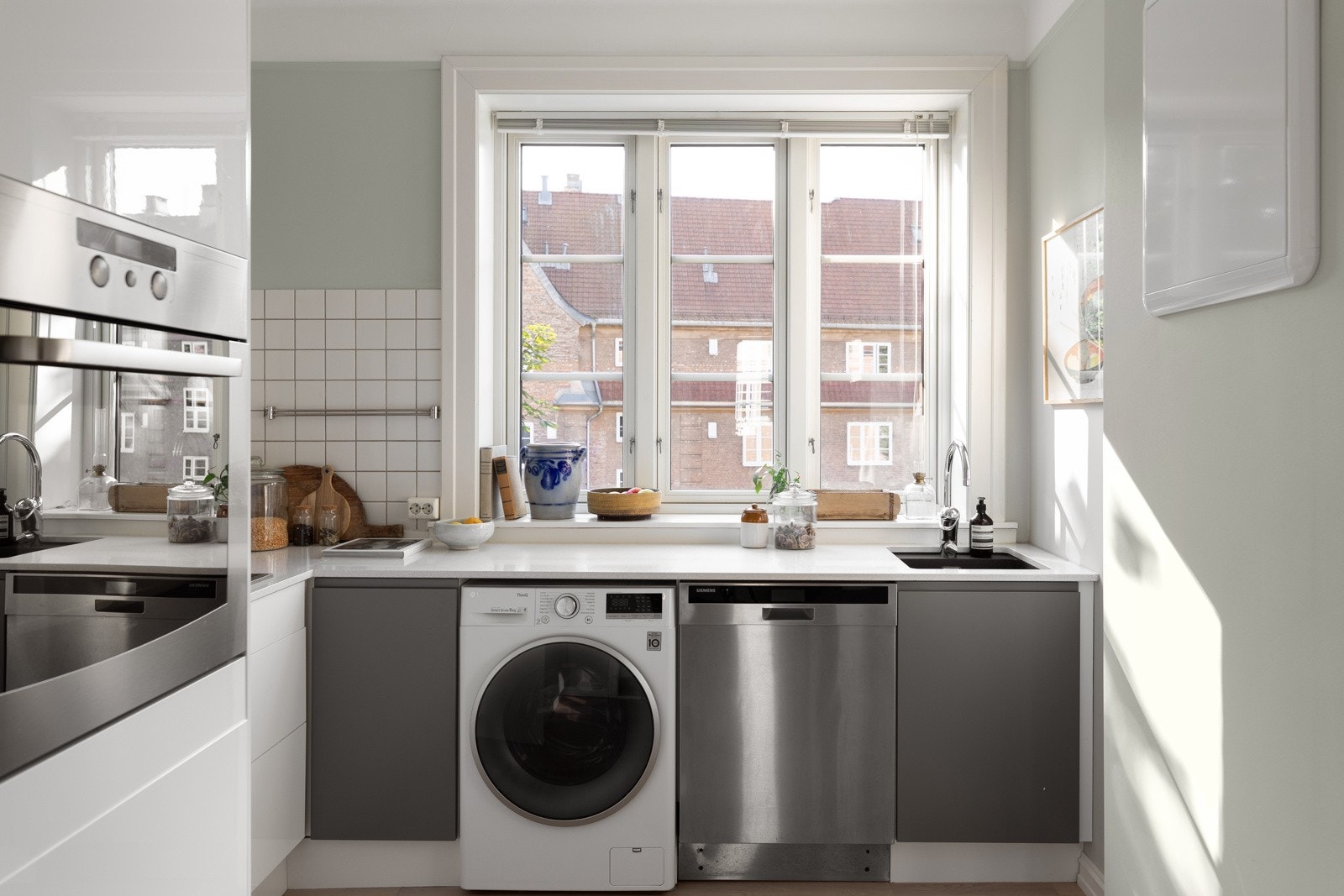 Integrerte hvitevarer som kjøl/frys fra Siemens, stekeovn i høyskap fra Whirlpool og platetopp fra AEG Galleribilde