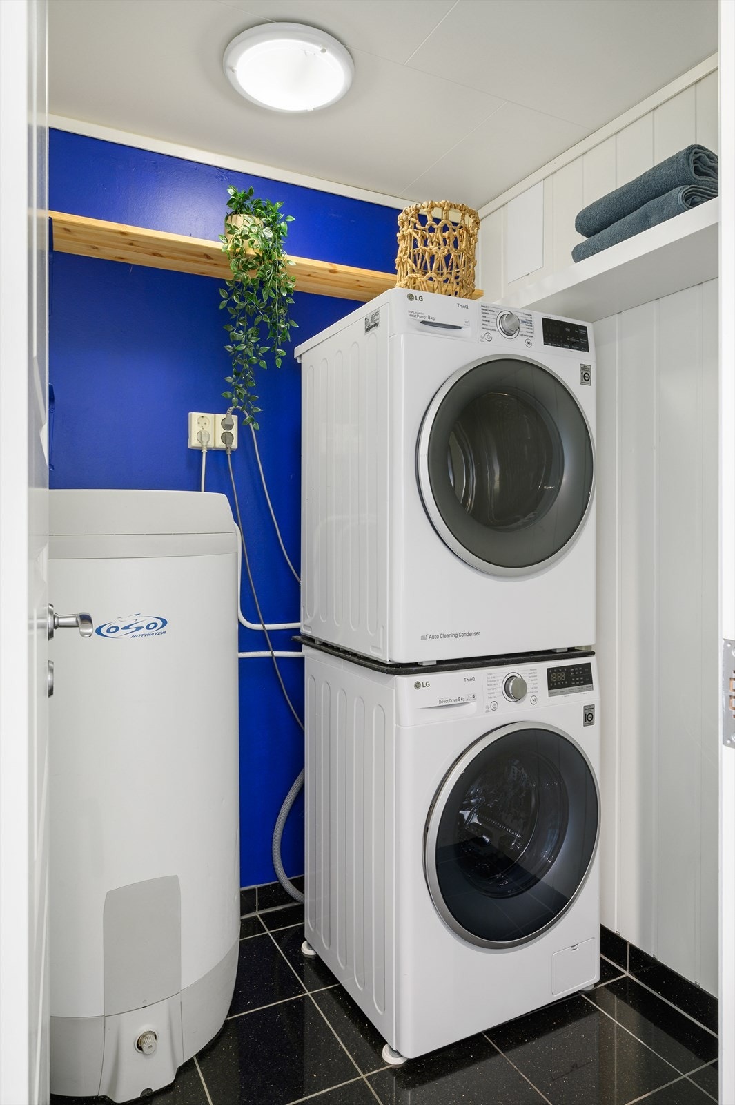 - Separat vaskerom med god plass til vaskemaskin, tørketrommel og oppbevaring - Galleribilde