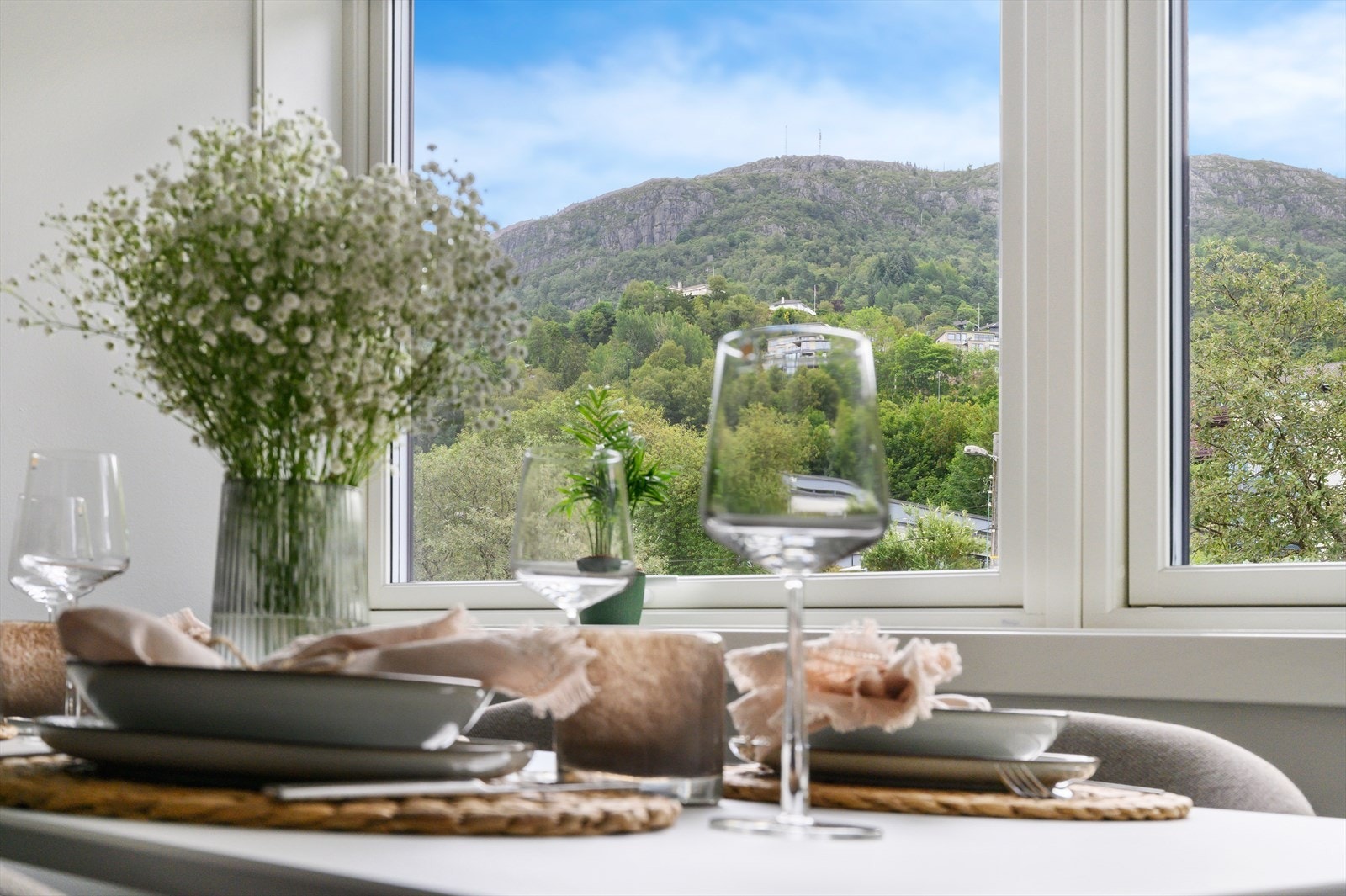 - Fra stuevinduet kan du se Løvstakken - en av de mange flotte turmulighetene du har rett utenfør døren - Galleribilde