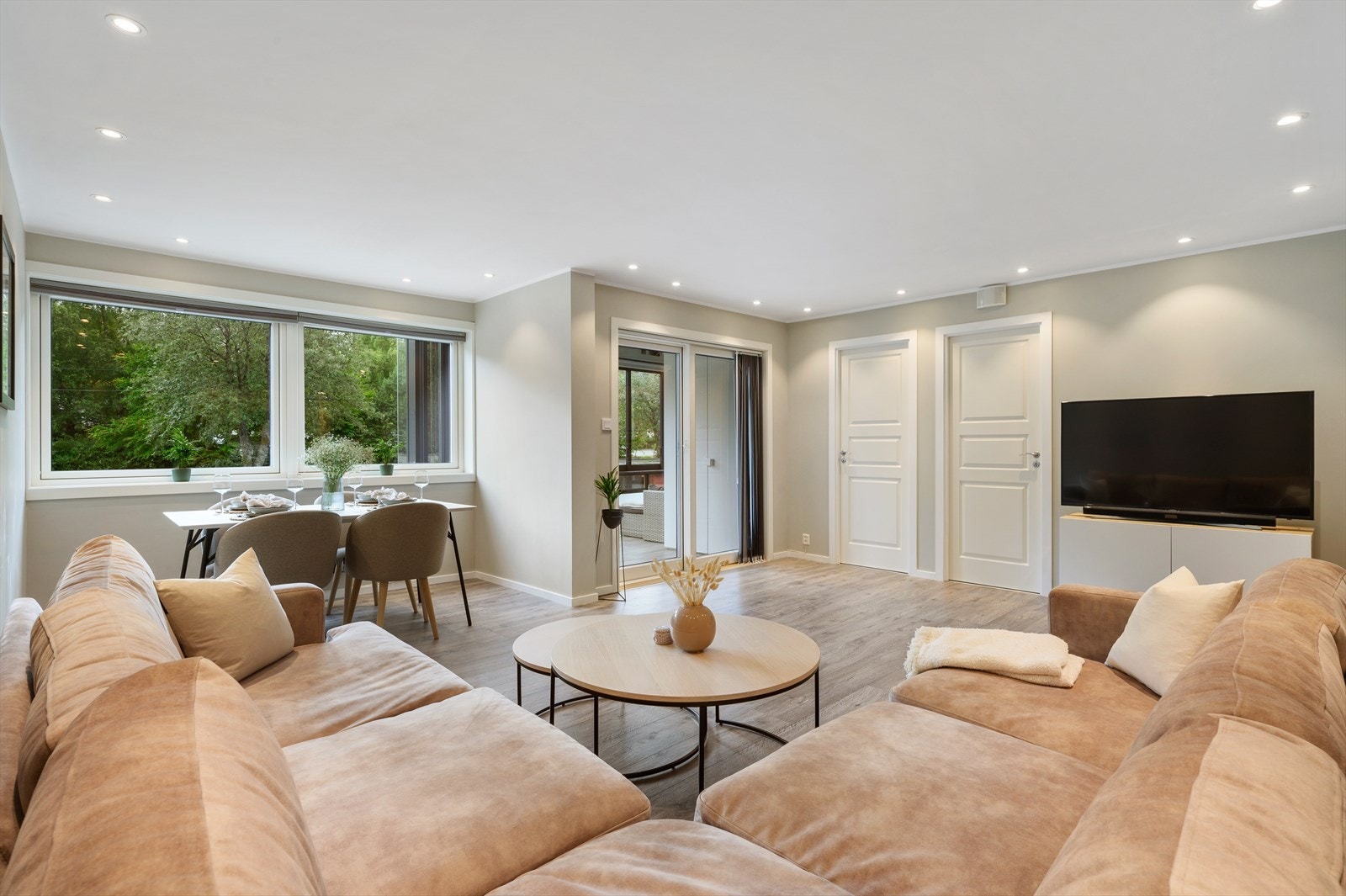 - De generøse vindusflatene og spotlights i himling sørger for godt med lys - Galleribilde